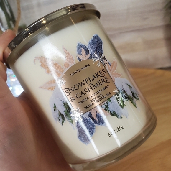 Bath and Body Works Snowflake Cashmere Holiday Candle 8oz One Wick - Picture 3 of 6